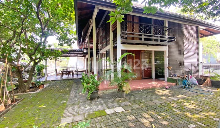 Rumah 3 Lantai Dengan Halaman Luas Di Cipete