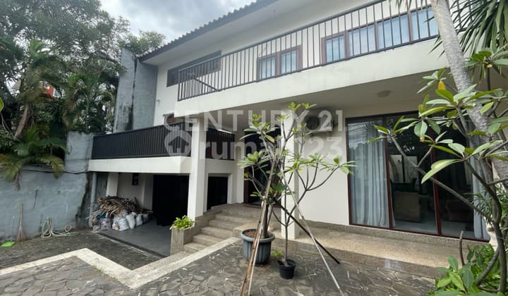 Rumah Full Furnished dengan Kolam Renang Disewakan di Area Kemang