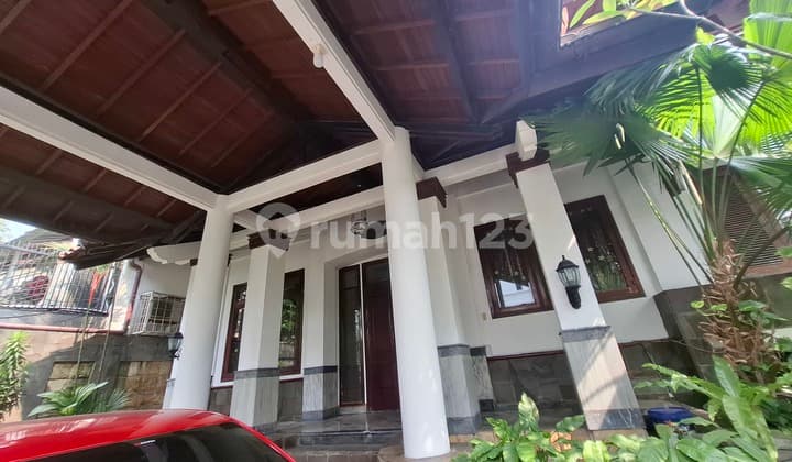 Dijual Rumah Asri 2 lantai di Jl Cipaku Kebayoran Baru Jakarta
