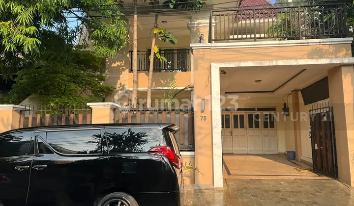 Ready-to-Occupy House, Strategic Location Only 1 KM from Kuningan Area