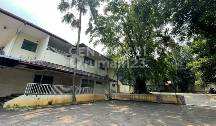 Eksklusif, 2 Rumah Dengan Halaman Luas Di Area Kemang