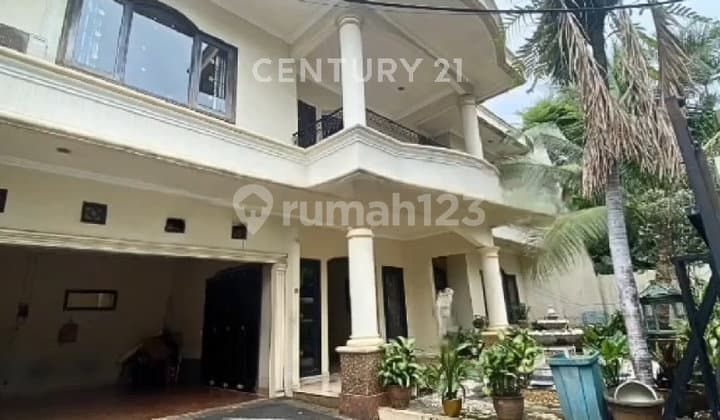 Rumah Mewah dengan Kolam Renang Disewakan di Area Bangka Kemang