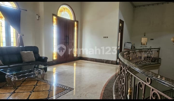 Dijual Rumah Mewah Dikawasan Elite Villa Gading Indah 3 Lantai Siap Huni. Bebas Banjir. Lokasi Strategis