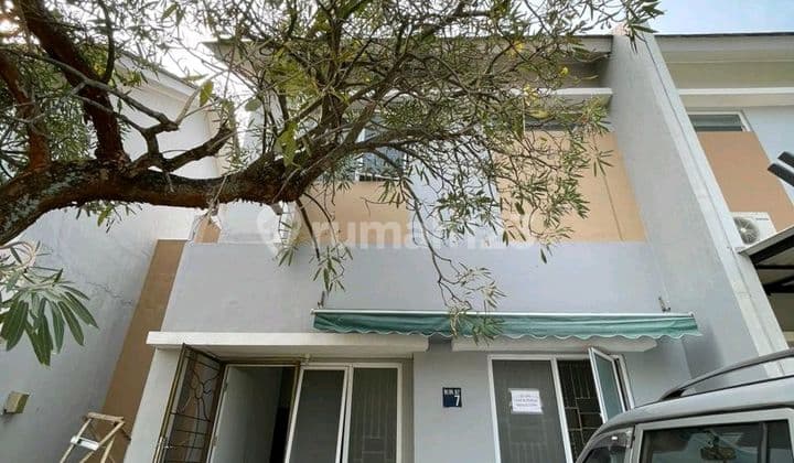 For Sale 2-Story House in Serpong Lagoon. In a Beautiful, Lush Environment, Complete with Facilities.