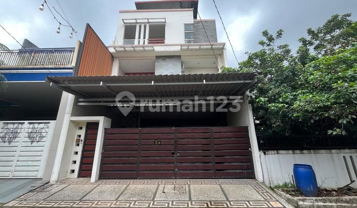 Rumah Mewah 4 Lantai Dekat Stasiun Dekat Toll Akses
