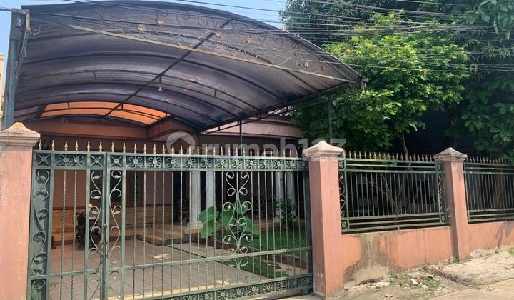 House & 600m² Spacious Yard with Two-Way Car Access in Jagakarsa