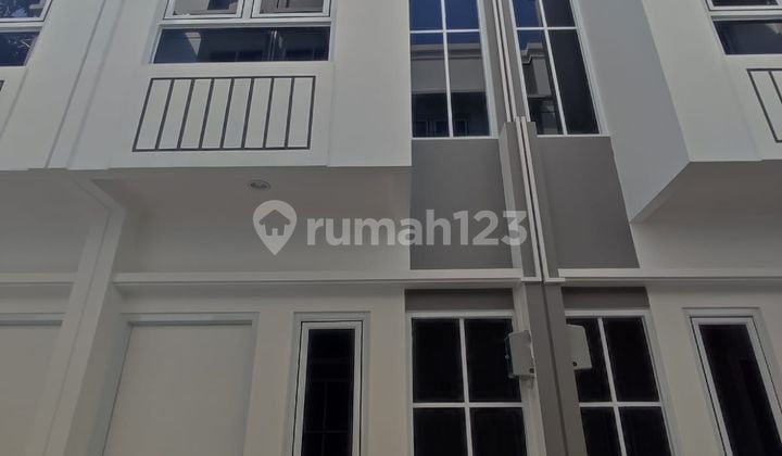 Rumah 2 Lantai Lokasi Strategis Cipinang Elok