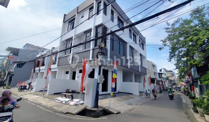 Rumah 3 Lantai Lokasi Strategis Dipusat Kota