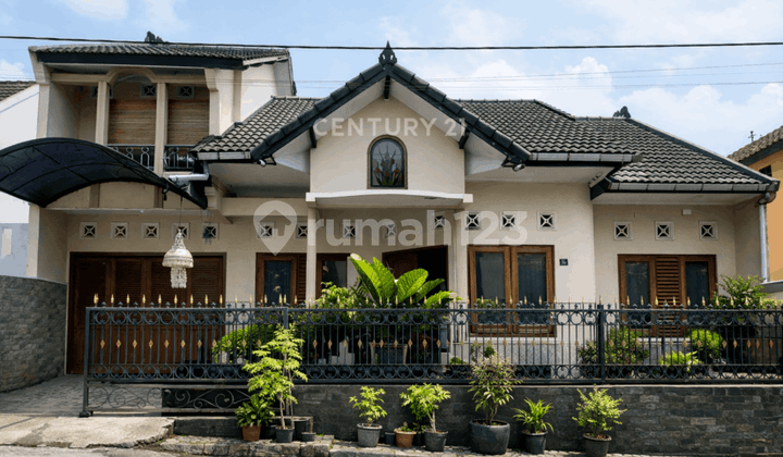 7-Bedroom House in a Housing Complex on Kaliurang Street Near UII Campus