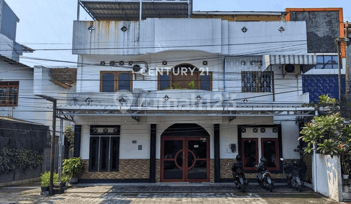 Strategic Shop House Near Hyatt Palagan Hotel Suitable for Salon Business