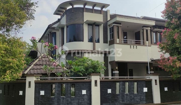 Rumah 2 Lantai Cantik Posisi Hook Batununggal Indah