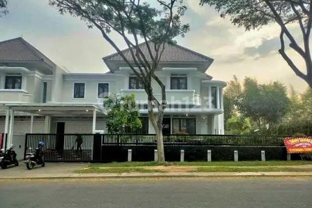 Rumah Bagus Luas Berkolam Renang Kota Baru Parahyangan