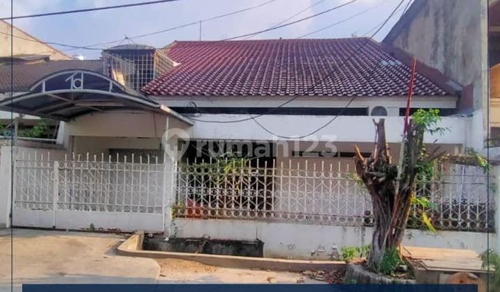 For Rent: Tanjung Duren House with Pavilion on Main Road, Strategic Location
