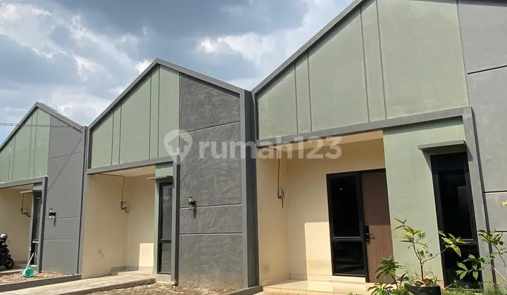 English translation:
Commercial House, one step away from the Toll Gate Access and Lebak Bulus MRT