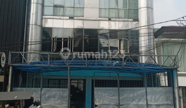 Rent-Sale 2 Connected Shophouses 4.5 Floors
Jl. Boulevard Raya
Kelapa Gading
Land area 10x20=200m²
Building area 680m²