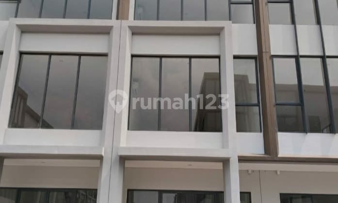 Maggiore Junction Dekat Strozzi, Leonora dan Ardea Heron, Mozart, Bsd