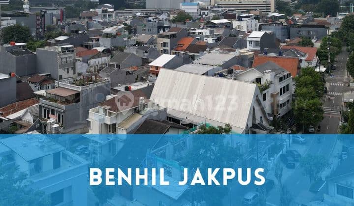 Pinggir Jalan Besar Benhil Jakpus Dekat Sudirman Kawasan Ramai