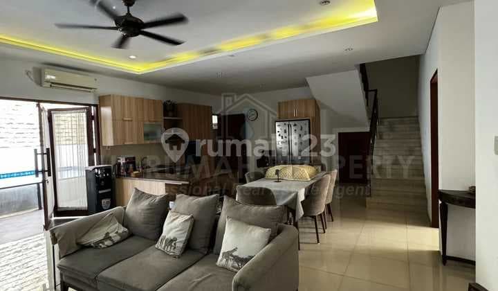 Townhouse Private Pool Dijual di Lebak Bulus Kondisi Rapi