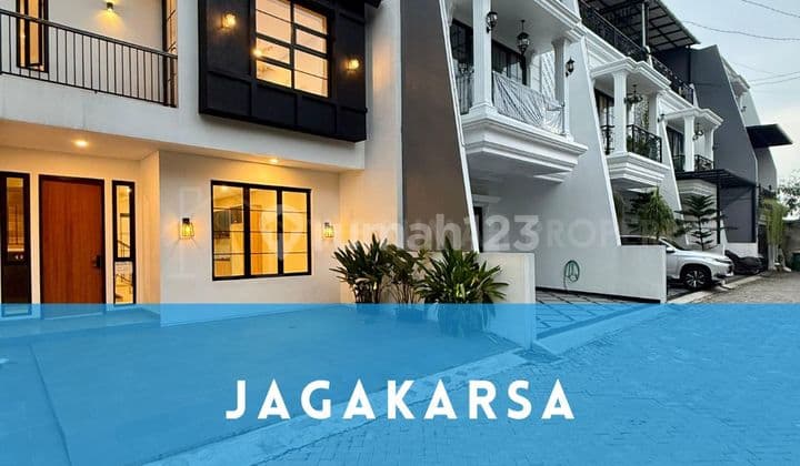 Townhouse Bagus Jagkaarsa Pinggir Jalan Ada Rooftop