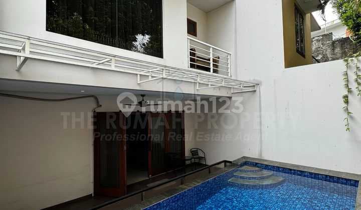 Townhouse Private Pool Dijual di Lebak Bulus Kondisi Rapi