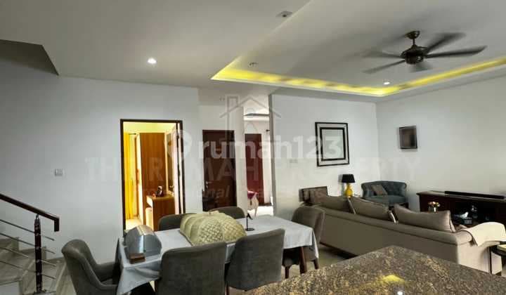 Townhouse Private Pool Dijual di Lebak Bulus Kondisi Rapi