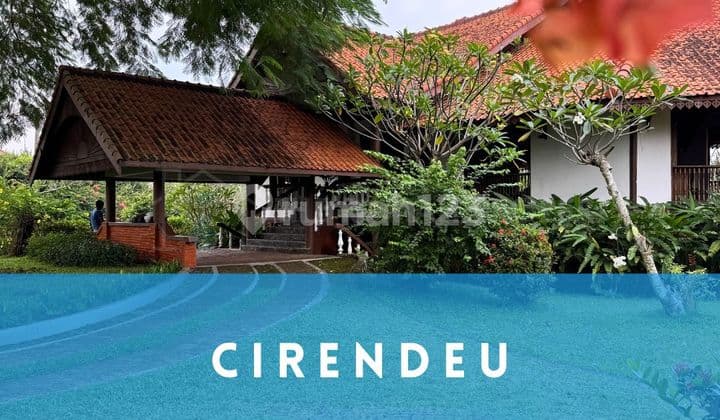 Rumah Terasa Liburan Tiap Hari Villa di Cirendeu