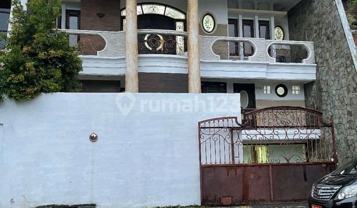 Dijual Rumah Model Klasik Di Darmo Hill