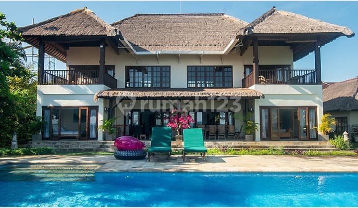 Villa 2 Lantai,4 Kamar,390M2 SHM di Tepi Pantai Dencarik,Buleleng