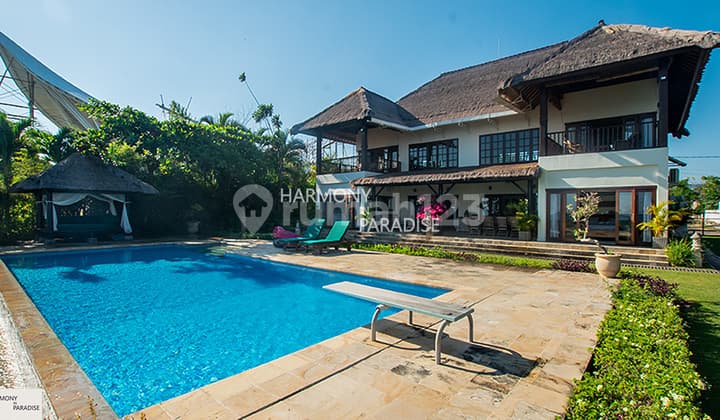 Villa 2 Lantai, 4 Kamar, 1400M2, SHM di Tepi Pantai Dencarik
