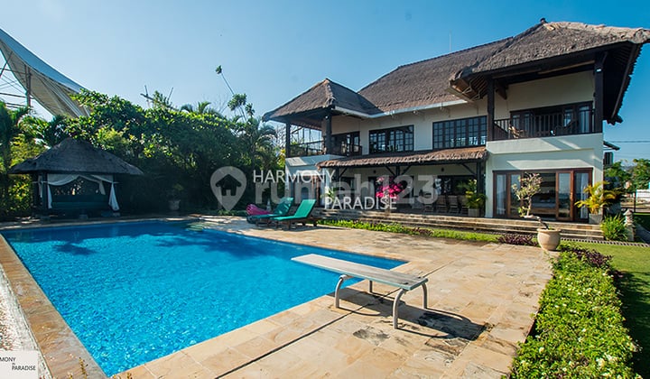 Villa 2 Lantai, 4 Kamar, 1400M2, SHM di Tepi Pantai Dencarik
