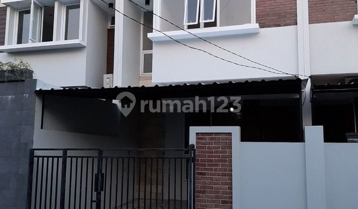Rumah 2 Lantai, Di Jatiwaringin Town House, Bekasi