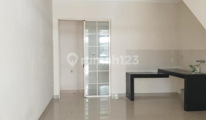 Ready-to-Occupy House in West Europe Green Lake City Strategic Location