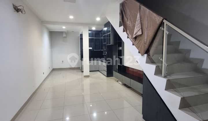 Rumah Siap Huni di Cluster East Asia Green Lake City Strategis Nego
