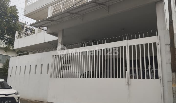 Rumah 3 Lantai Dekat Dengan Simpang Lima
