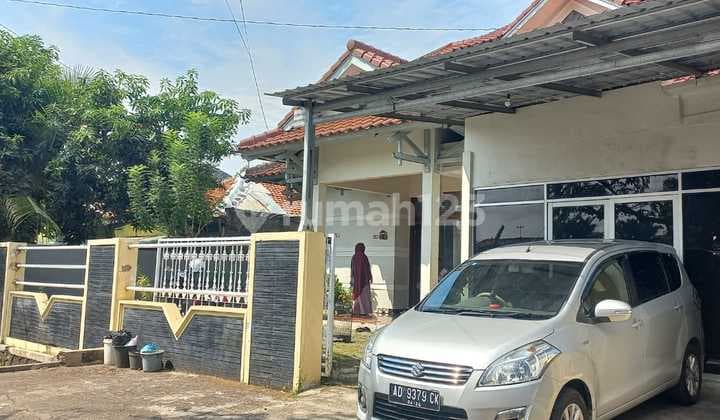 House in West Semarang suitable for office.