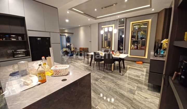 3.5-Story House in Green Lake City Cluster Australia Boulevard 8x16m