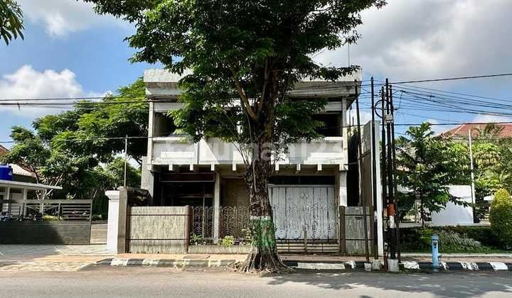 Rumah Tengah Kota Kudus di Jalan Pemuda, Kudus
