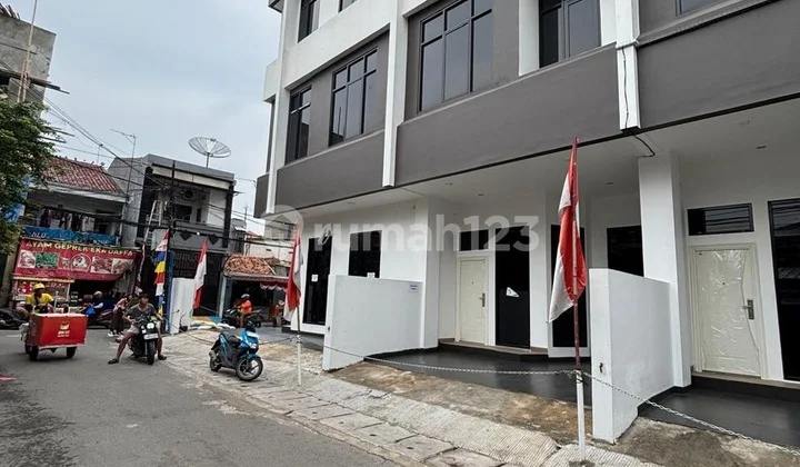 Super Sale! Segera Miliki Rumah 3 Lt + Rooftop Ini, Cicilan Ringan