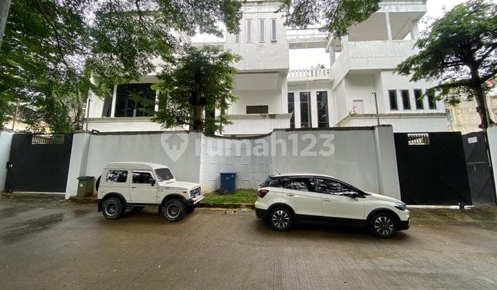 Dijual Rumah Mewah 3 Lantai Depan Rumah Green Area di Cluster Depan Sentul City