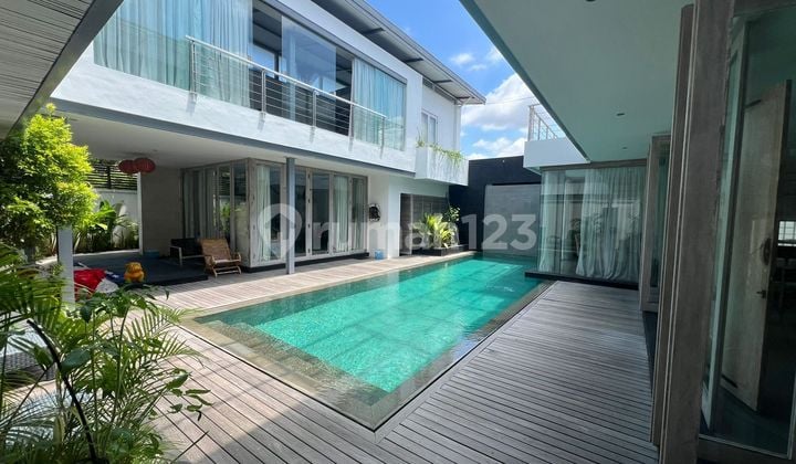 Villa Modern Desain Arsitek Belanda Dekat Pantai Batu Belig Seminyak