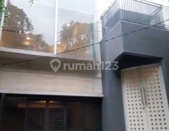 Price drop.
Luxury townhouse built in 2018.
Located in Kebayoran Baru.
Flood-free.
Negotiable price until deal.