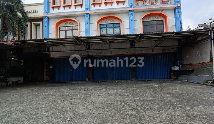 Ruko Gandeng 4 Pinggir Jalan Besar.3,5 Lantai.Lokasi Strategis.Harga Nego Sampai Deal