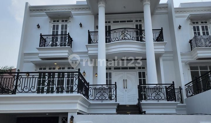 Brandnew White Classic House 3 Lantai Plus Lift