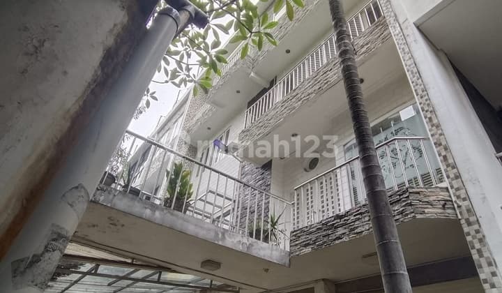 Springhill Kemayoran House Ready to Occupy, Good Condition, 300M² Area, Golf View