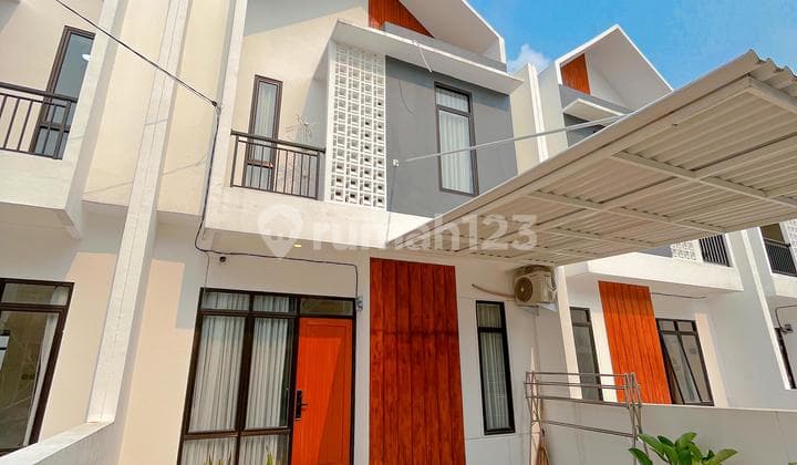 Ready-to-Occupy House Near The Park Mall, Toll Gate, and Station