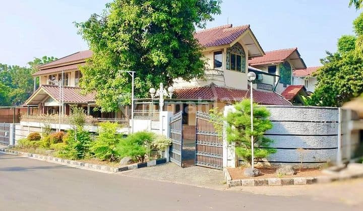 Rumah Mewah Cantik Halaman Luas di Lebak Bulus, Jakarta Selatan.