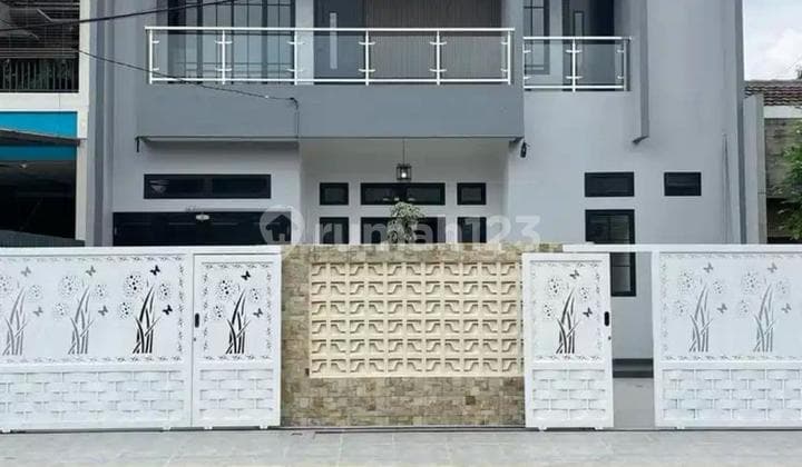 Rumah di jual modern 2 lantai dengan kolam renang
