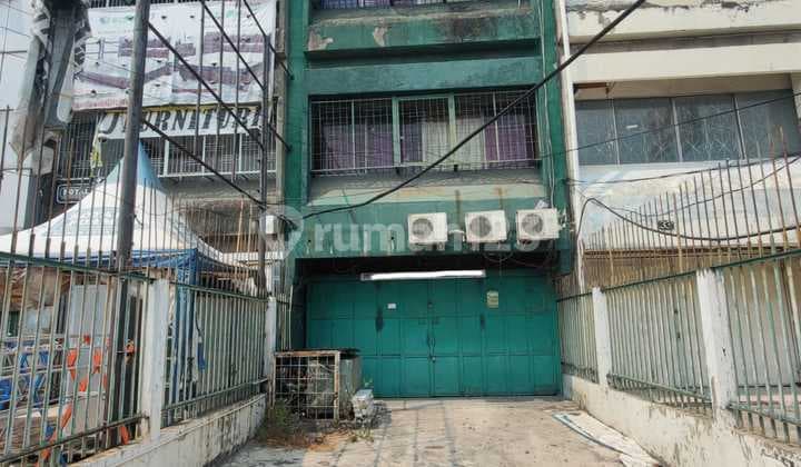 3-Storey Shop House in Pangeran Jayakarta SHGB, Main Roadside