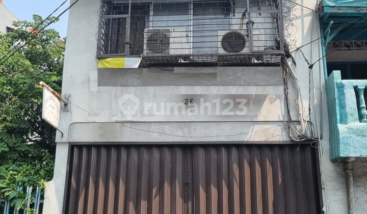 2.5 Story House in Mangga Besar - Perfect for Living and Shop Business!