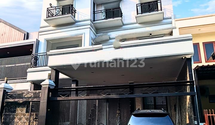 Dijual Rumah Mewah 3½ Lantai Di Puri Kencana.